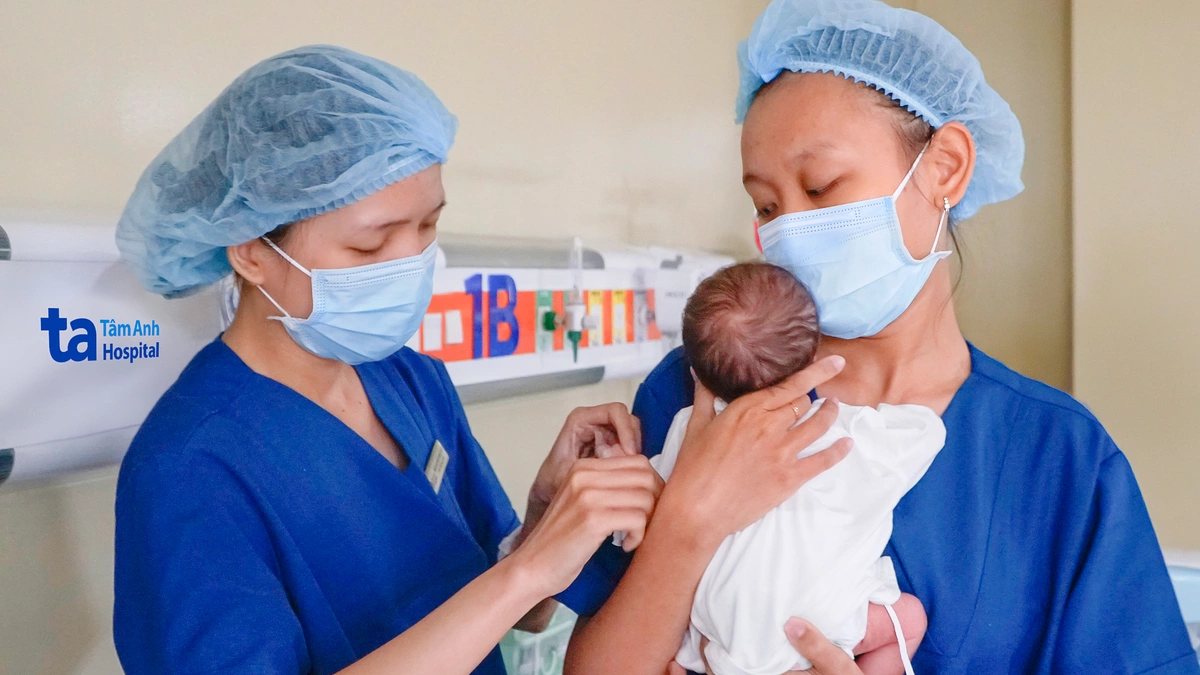 Bé trai tràn khí màng phổi sau 4 giờ chào đời