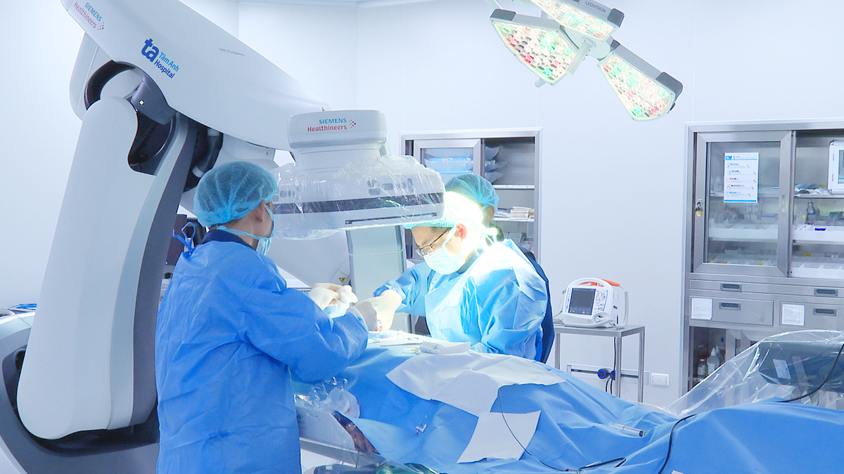 Cấy máy tạo nhịp tim cho cụ ông