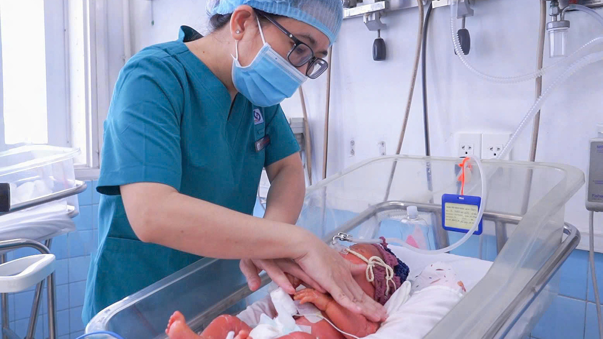 Bé trai mắc bệnh "vảy cá" khi chào đời