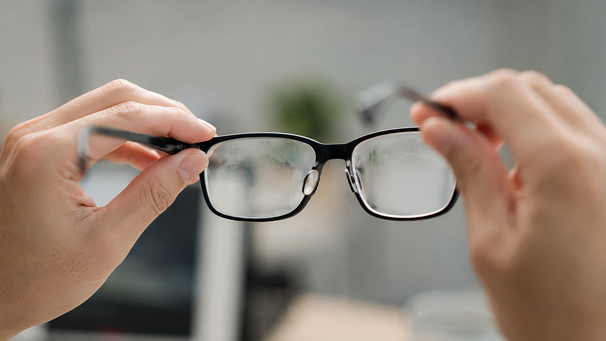 Vì sao mắt bạn nhìn thấy đốm đen?