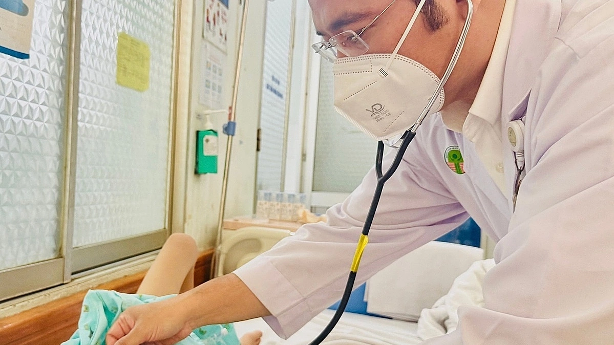 Bé trai 6 tuổi nguy kịch do viêm não Herpes