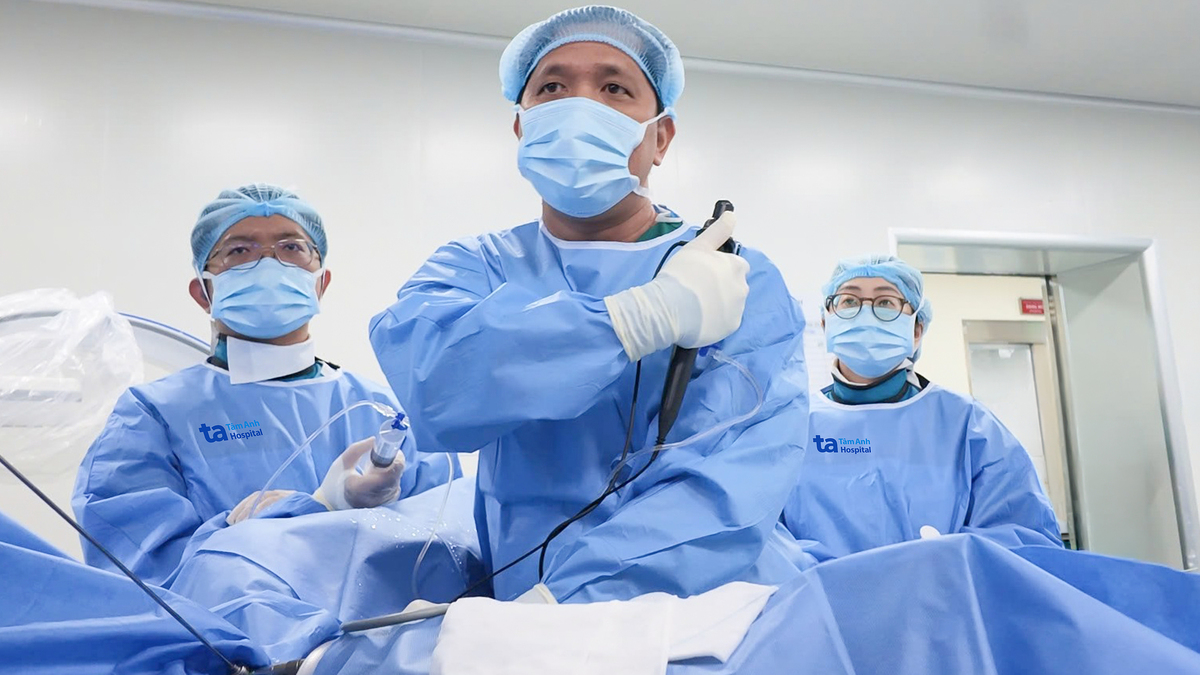 Bé 5 tuổi bị sỏi niệu quản