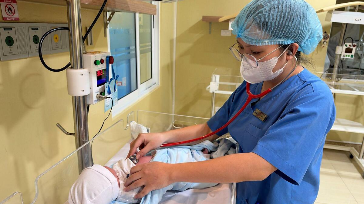 Bé 7 ngày tuổi viêm phổi do vi khuẩn