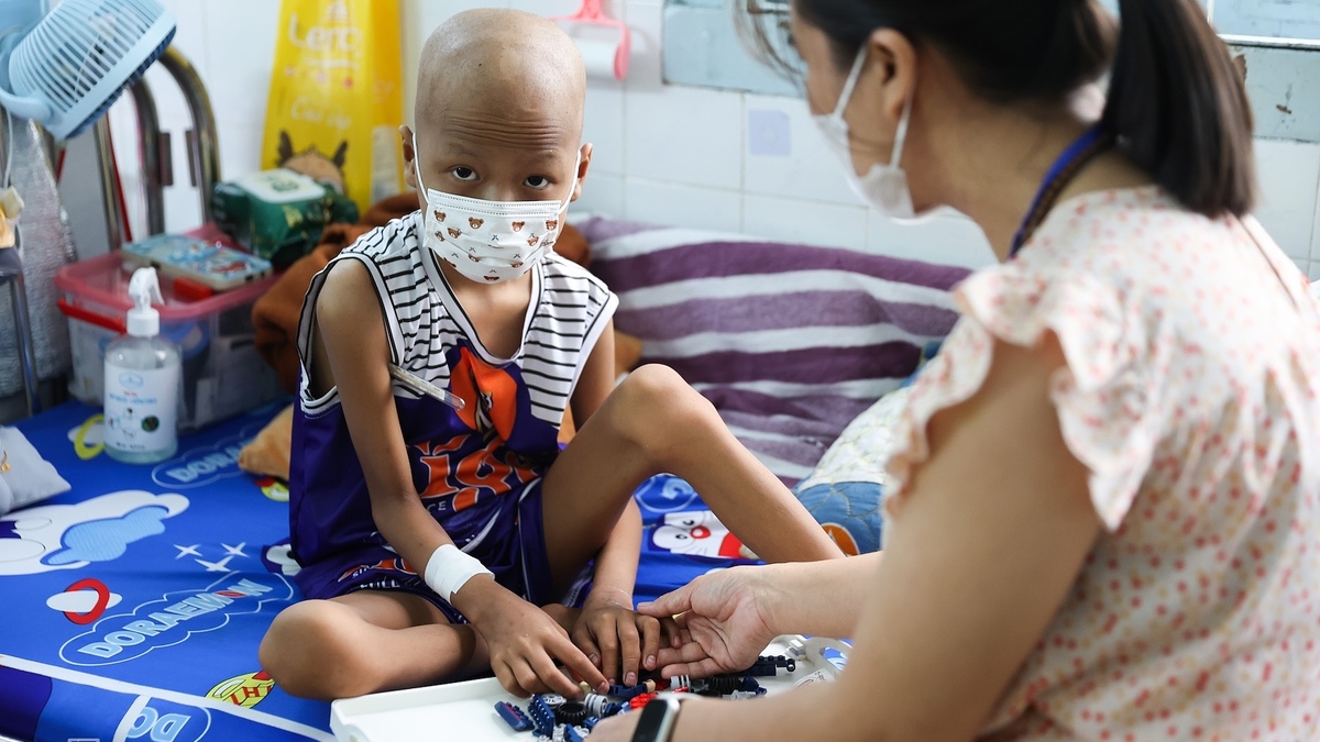 Cậu bé ung thư ngăn mẹ cạo đầu "theo con rụng tóc"