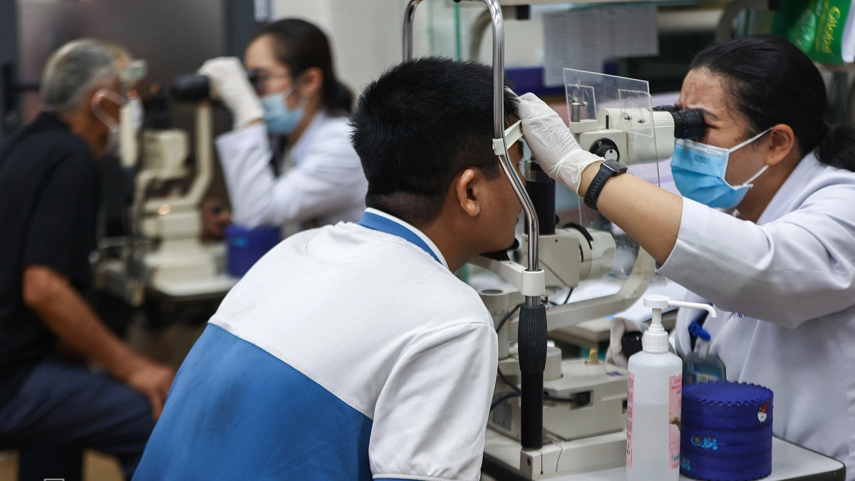 Bác sĩ cảnh báo không xem nhẹ khô mắt, cộm xốn
