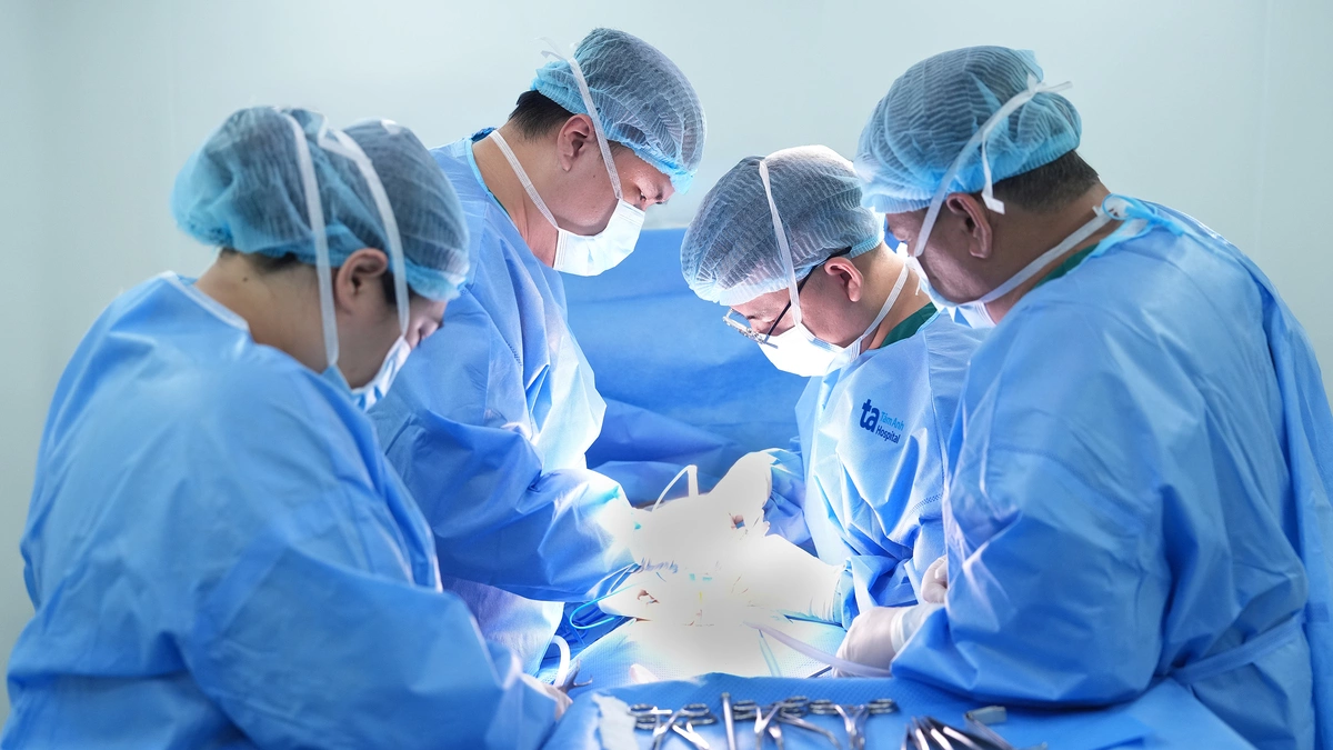 Cắt u, đặt tinh hoàn nhân tạo cho người đàn ông