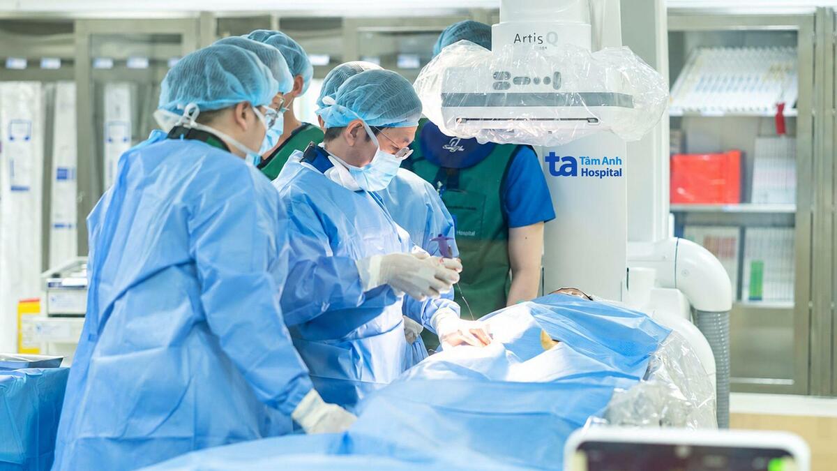 Đặt ba stent khơi thông động mạch tắc hẹp