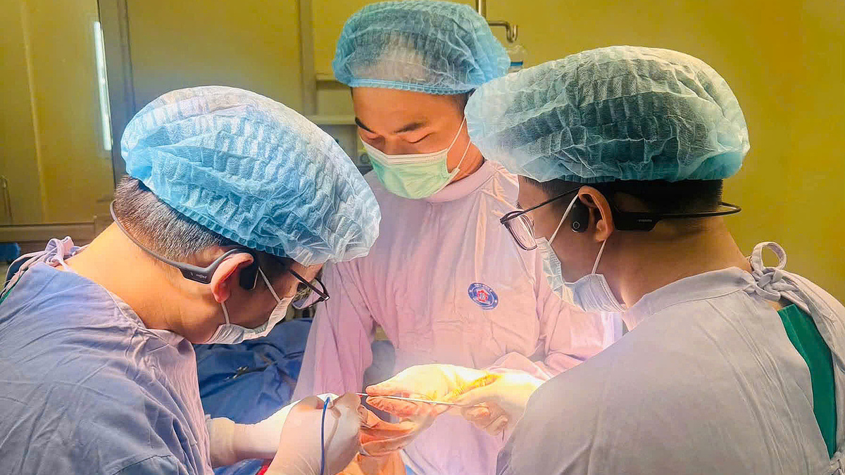 Bác sĩ nỗ lực giữ đôi chân cho cô gái ung thư xương ác tính