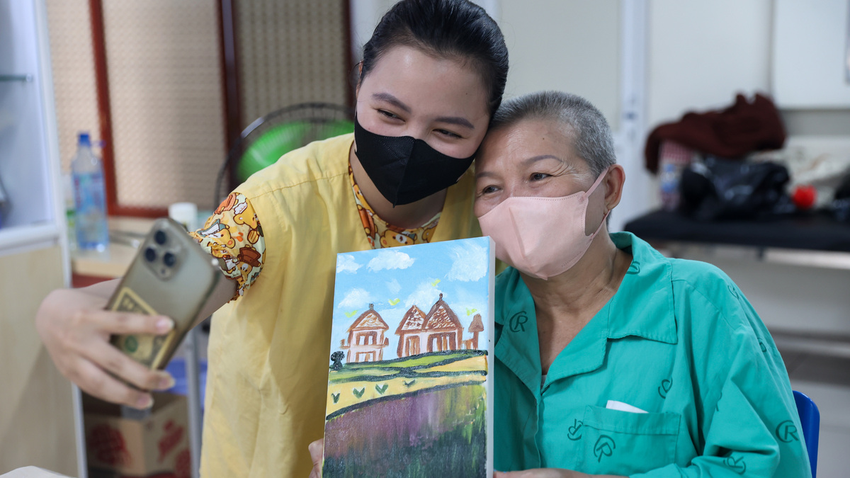 Ước mong bình dị gửi vào tranh của những người mẹ ung thư