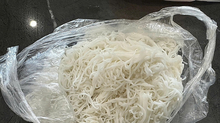 Những ai phải cẩn trọng đặc biệt khi ăn bún?
