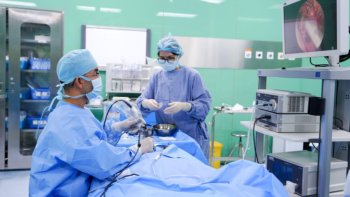 U nhầy xoang đẩy lồi mắt bé trai 14 tuổi