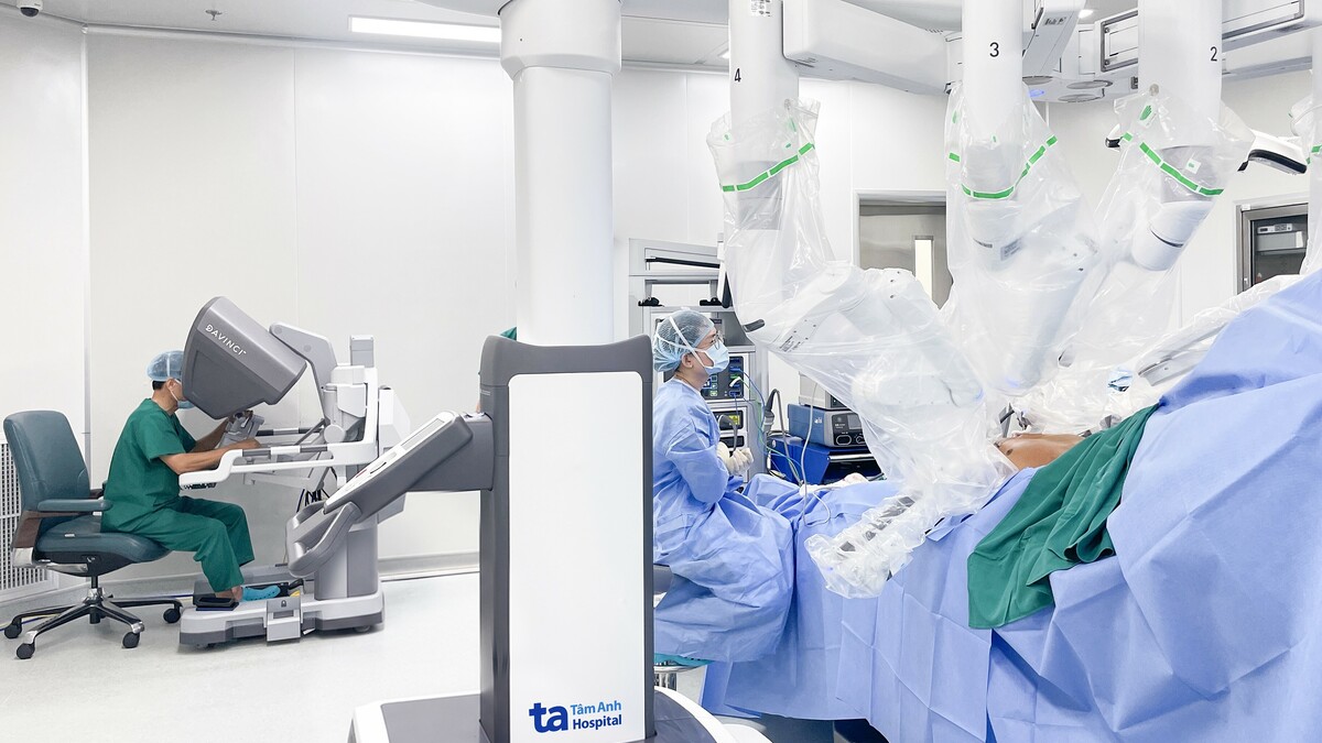 U tuyến ức chèn ép tim