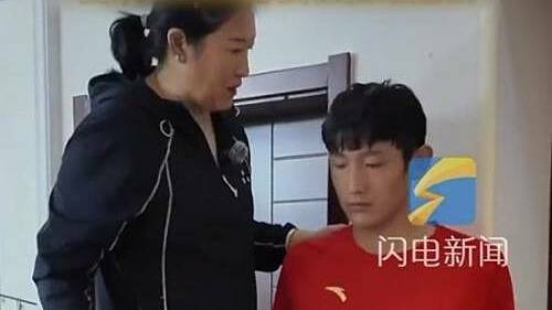 Cậu bé 13 tuổi cao hơn 2 mét, ăn 7 lạng thịt bò một bữa
