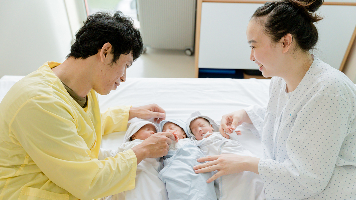 Chiến lược sinh trì hoãn giúp ba em bé "tam thai" chào đời cách nhau 36 giờ