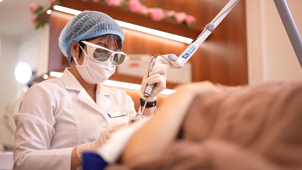 Có nên peel da khi bị cháy nắng?