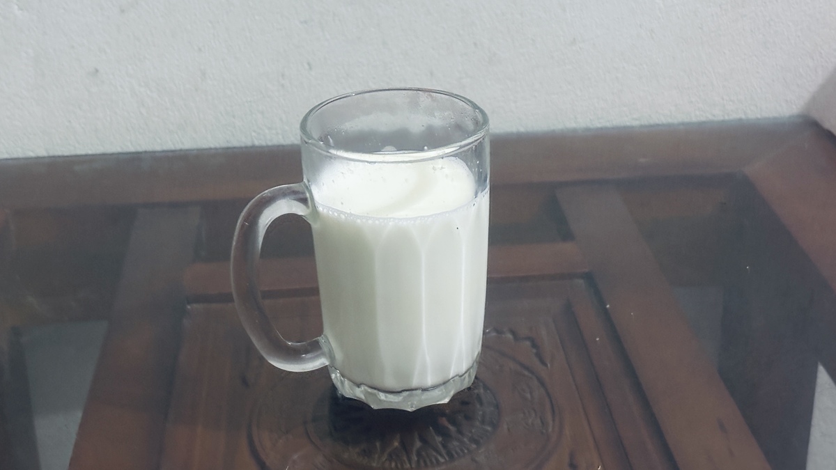Lý do người lớn tuổi nên uống một ly sữa buổi tối