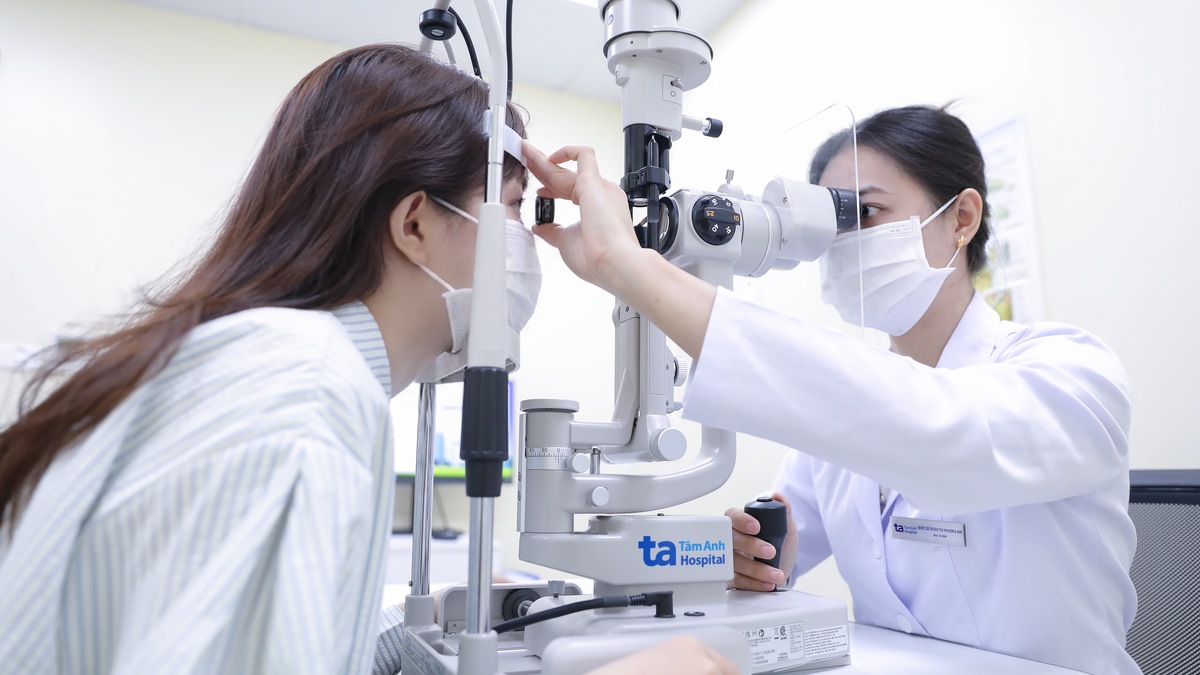 Sốt xuất huyết gây hại mắt thế nào
