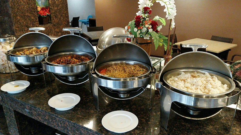 Ăn buffet "thả phanh", cô gái 24 tuổi suýt mất mạng vì 1,5kg thức ăn trong bụng