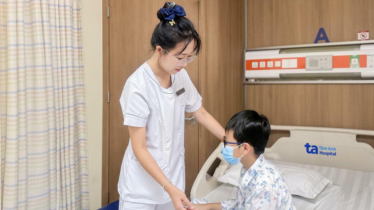 Bé trai nhiễm trùng đường ruột