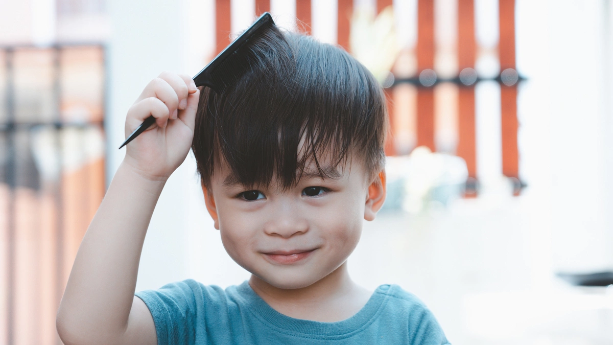 Vì sao trẻ không nên dùng chung lược chải tóc ở lớp?