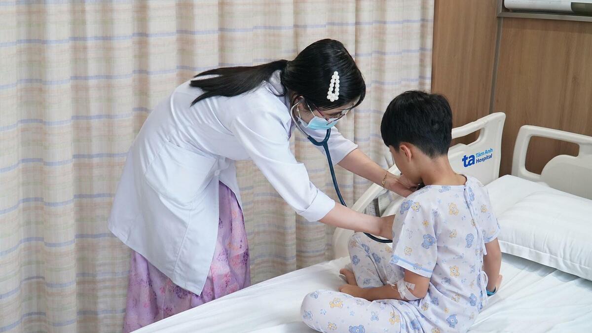Bé trai co giật, nói sảng do cúm A