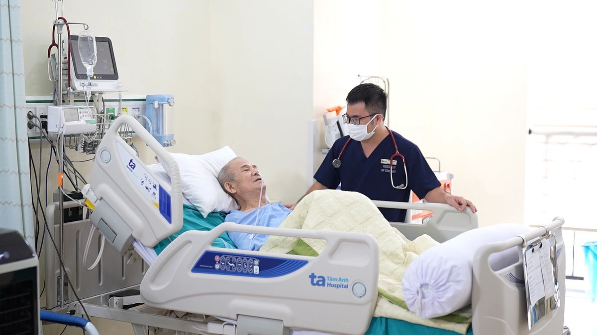 Uống thuốc giảm đau thời gian dài, cụ ông loét dạ dày