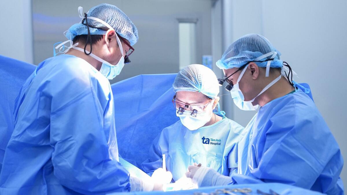 Mổ "2 trong 1" cắt hạch nách, dính thắng lưỡi