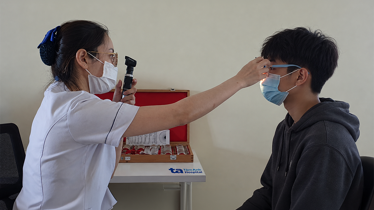 Đeo kính áp tròng cứng điều chỉnh độ cận và loạn thị