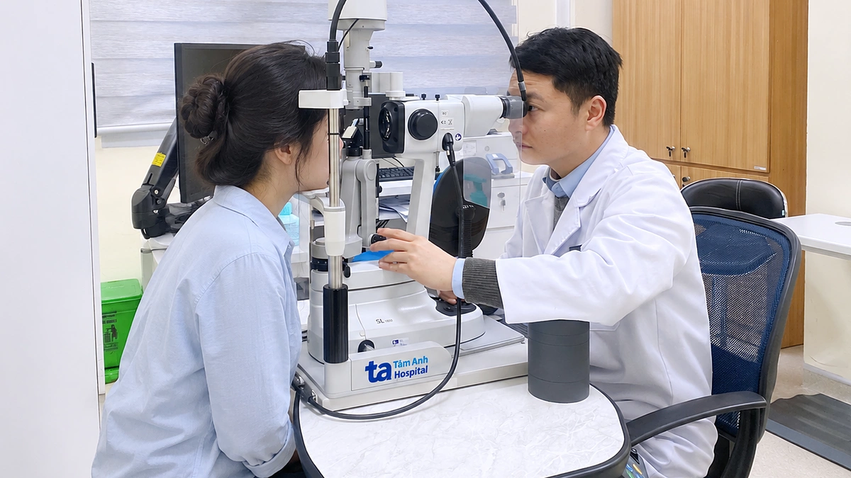 Hóa chất sơn móng tay chân ảnh hưởng mắt thế nào?
