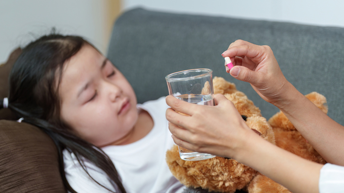 Tự mua thuốc kháng virus cho con theo tư vấn trên mạng