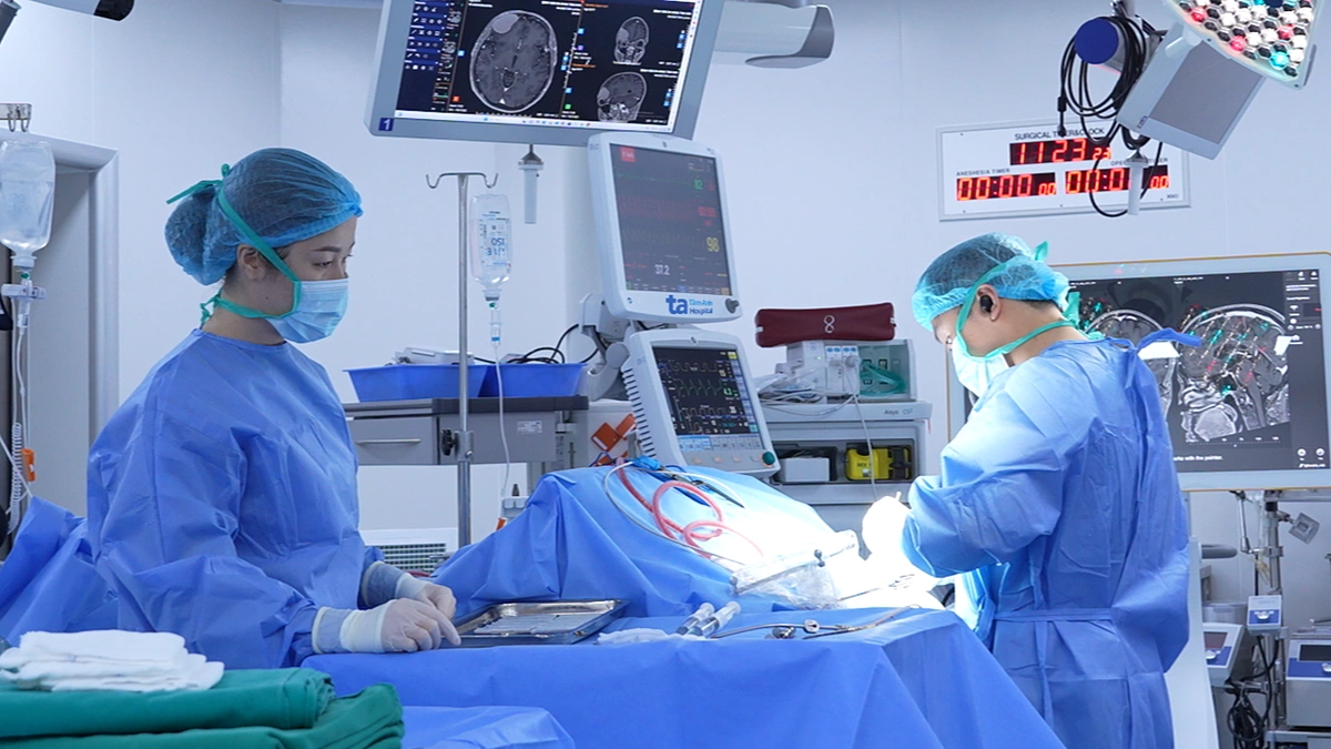U đẩy lồi nhãn cầu, ăn mòn xương trán người đàn ông