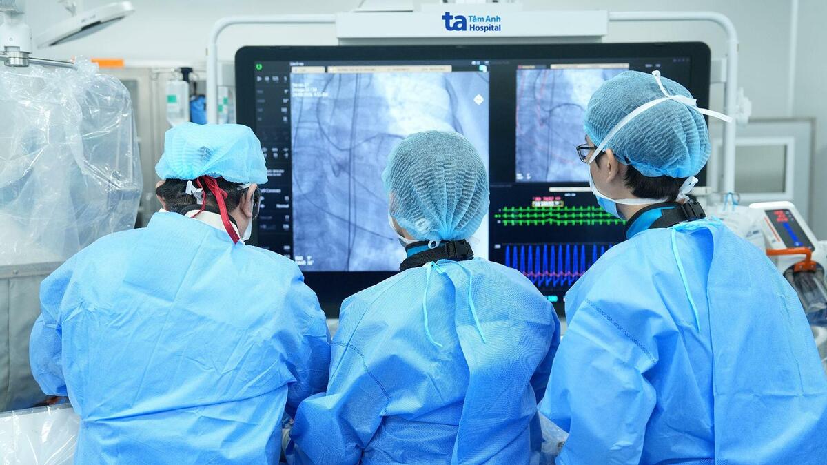 Thay van tim cụ ông không cần phẫu thuật