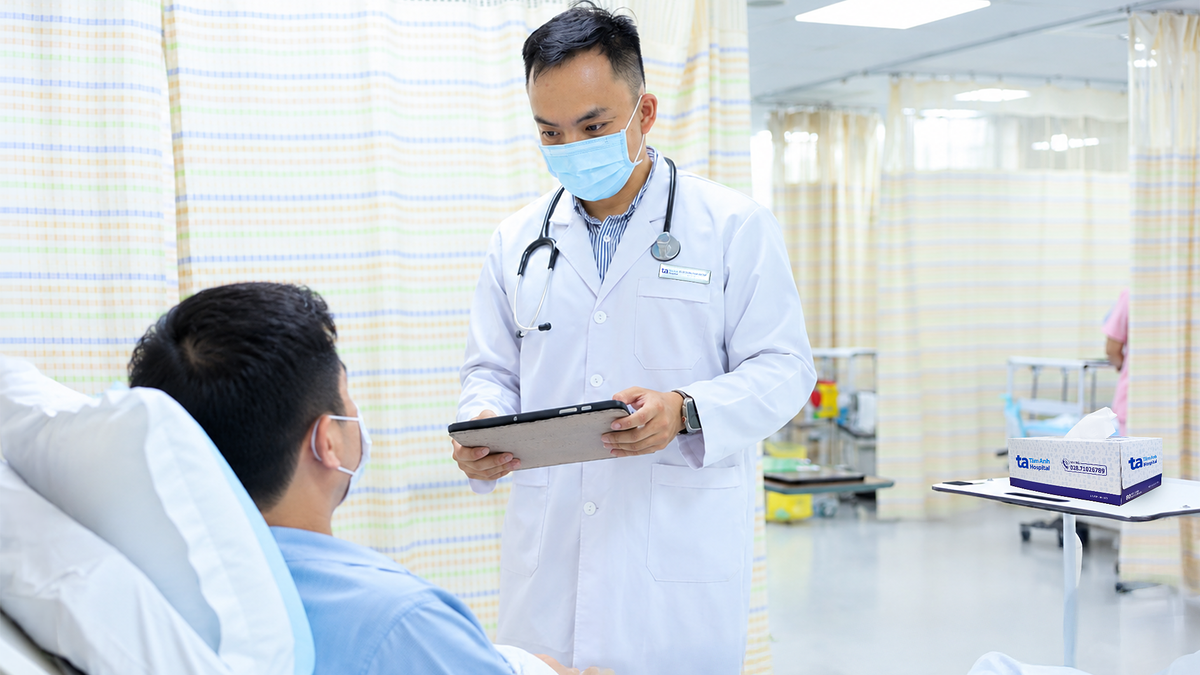 Nút mạch ngăn chảy máu trong phổi người đàn ông