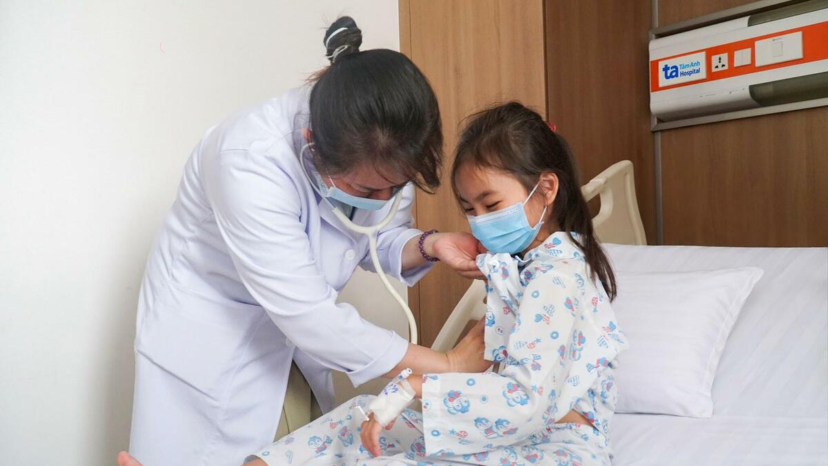 Bàn chân bé gái viêm mô tế bào