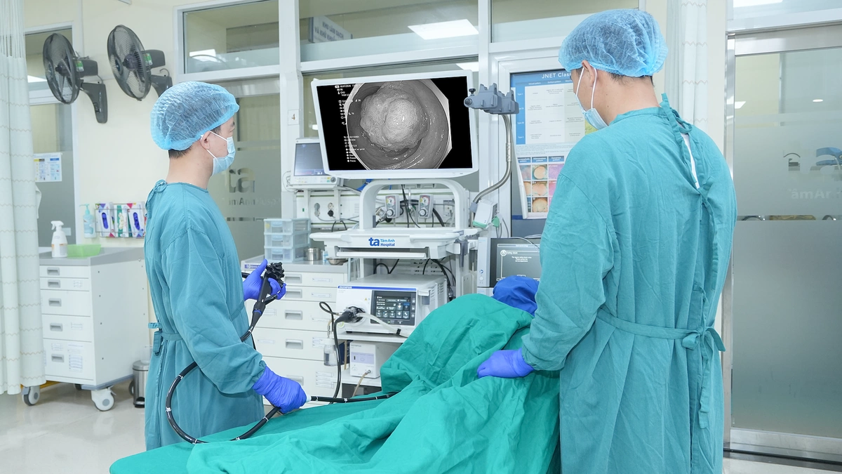 Polyp lấp gần kín lòng đại tràng người đàn ông