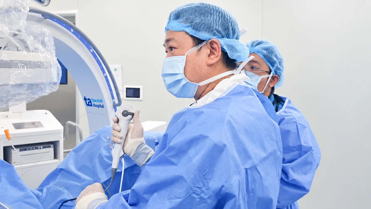 Tán sỏi niệu quản cho người đàn ông khuyết chân