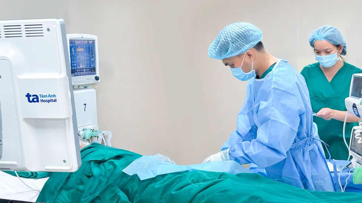 Cụ bà sốc nhiễm khuẩn, suy hô hấp