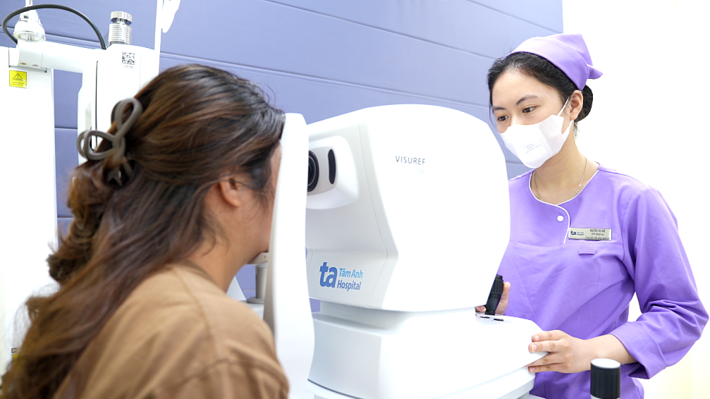 Phân biệt nhìn mờ do tuổi tác và bệnh lý