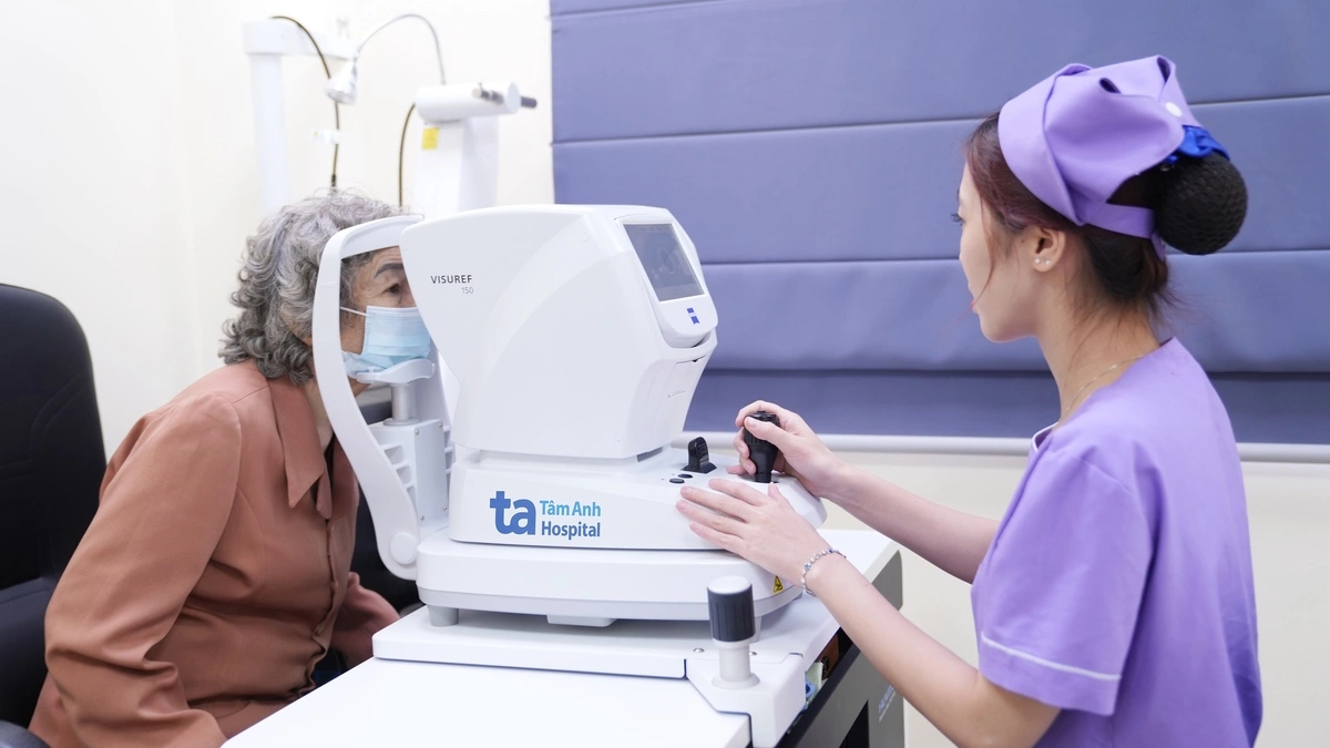 Bị lão thị có cần đeo kính thường xuyên?