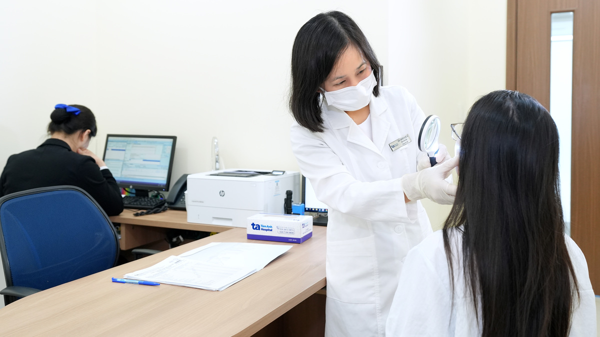 Mất lông mày do bệnh rụng tóc xơ hóa vùng trán