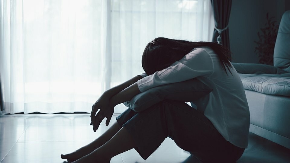 Tự làm đau giải tỏa uất ức vì bạn bè làm kỹ sư, bác sĩ còn mình "vô danh"