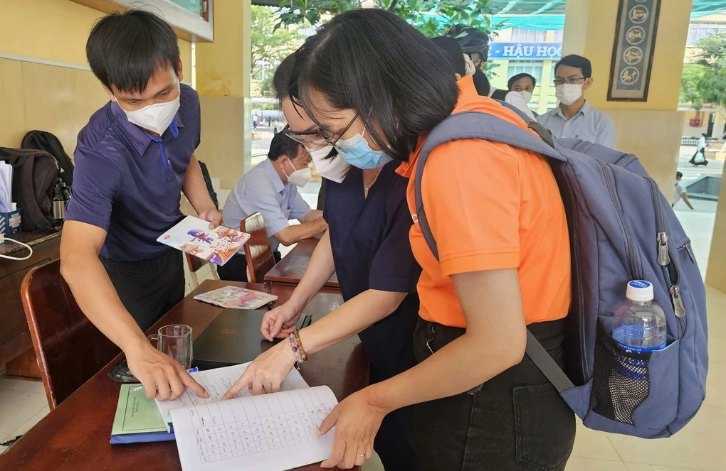 HCDC tiếp tục phối hợp với nhà trường và trạm y tế rà soát, bổ sung danh sách người tiếp xúc gần với ca bệnh thứ 4, đồng thời giám sát sức khỏe những người liên quan đến cả chùm ca bệnh. Ảnh: HCDC