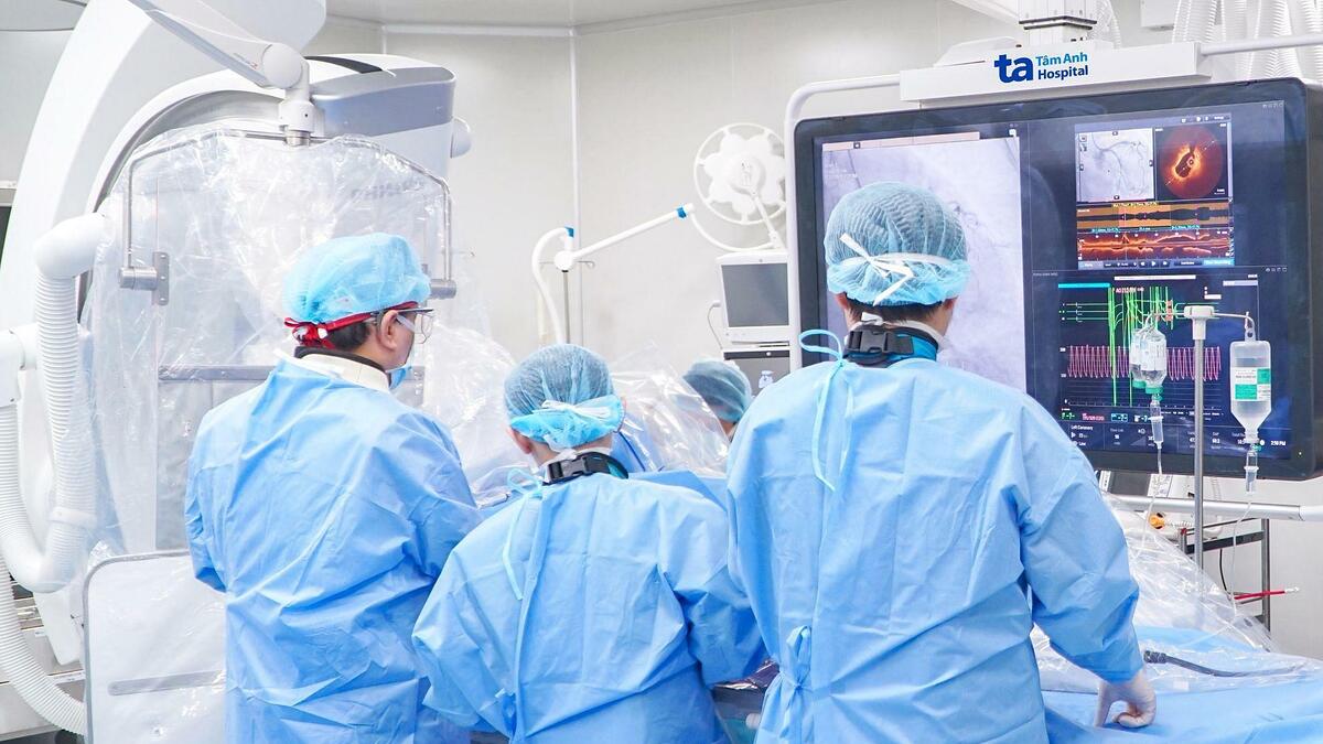 Thông mạch máu nuôi tim cụ bà 90 tuổi