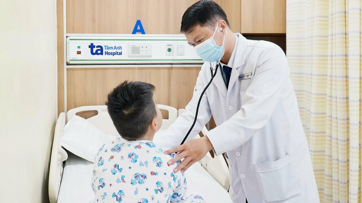 Bé trai chảy máu cam sau hai ngày sốt xuất huyết