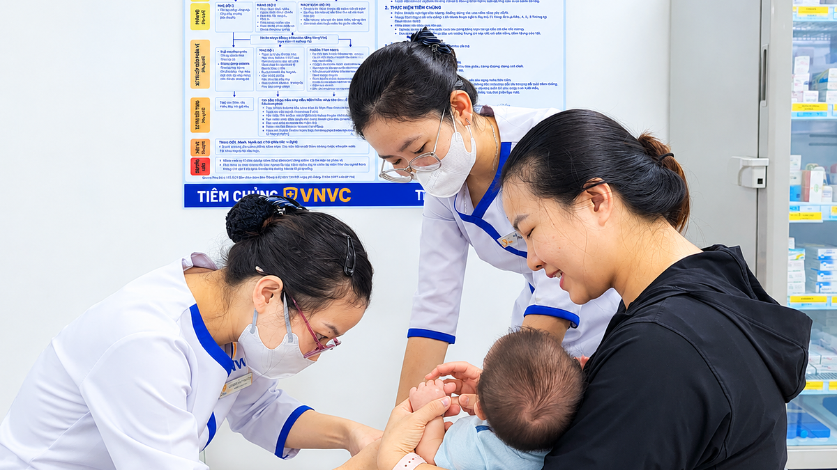 Tiêm cùng lúc vaccine tay chân miệng và não mô cầu được không?
