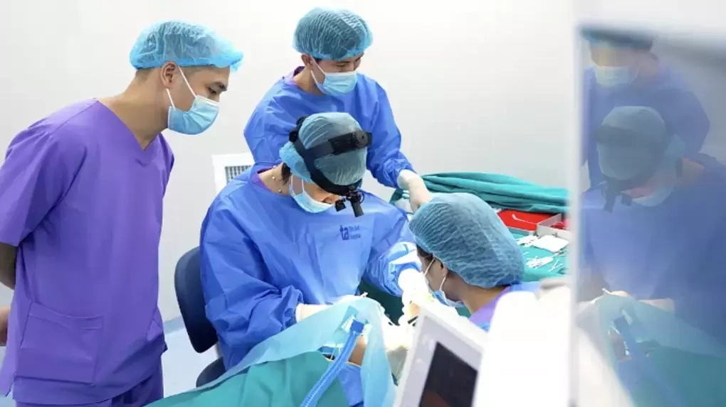 Trẻ hay làm mắt lệch khi đùa nghịch có ảnh hưởng thị lực?