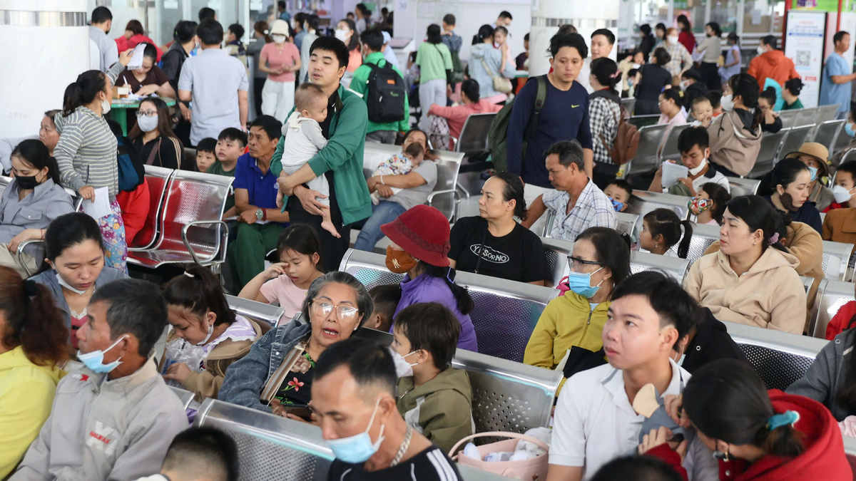 Hơn 4.000 trẻ khám mỗi ngày tại bệnh viện nhi ở TP HCM