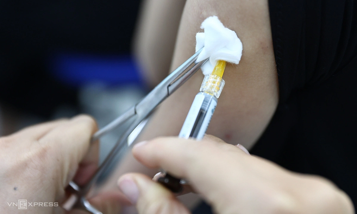 Cúm đang tăng, tiêm vaccine cho trẻ có còn kịp?