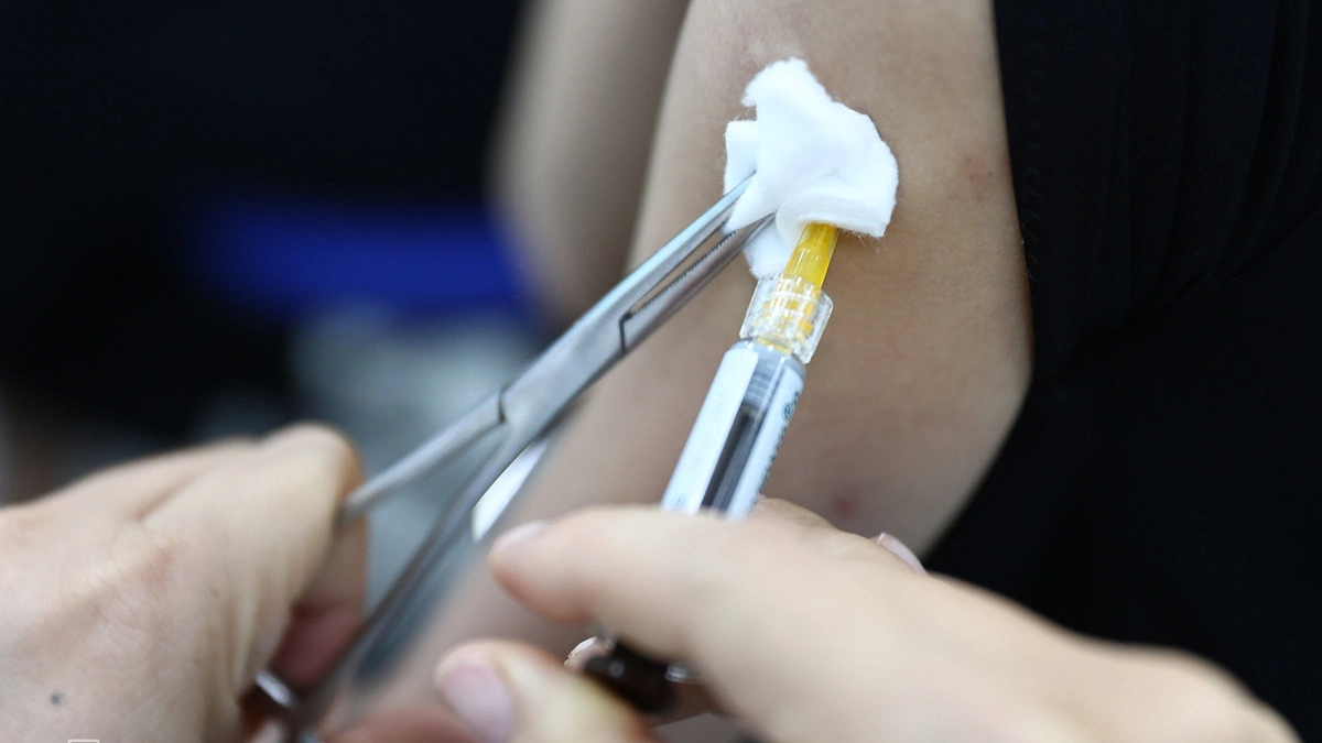 Cúm đang tăng, tiêm vaccine cho trẻ có còn kịp?