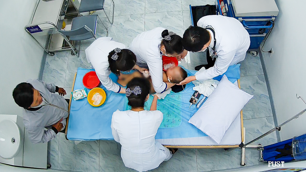 Bé trai co giật, tím tái sau một ngày sốt cao